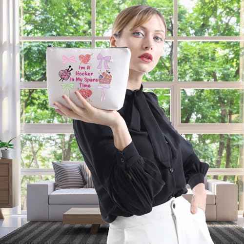 WCGXKO Crochet Lover Gift Crocheters Gift I'm A Hooker In My Spare Time Zipper Pouch Makeup Bag (spare time bow)