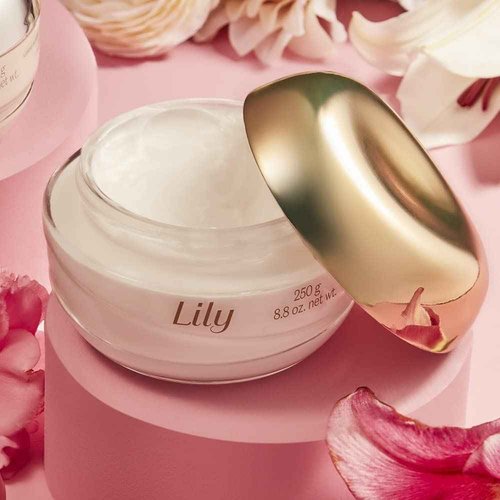 O Boticário Lily Luxury Moisturizing Bundle: Satin Hydrating Body Cream (8.8 oz) & Scented Body Oil (5 oz)