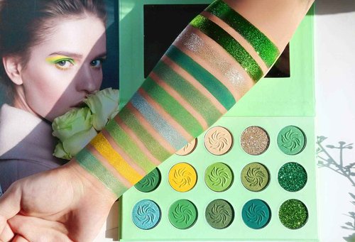 Afflano Christmas Makeup Gift Set Green Red Eyeshadow Palette, Highly Pigmented True Red Makeup Palettes Eye Shadow Forest Emerald Green Yellow 15 Color, Sparkle Eyeshadow Pallet For Women Girl