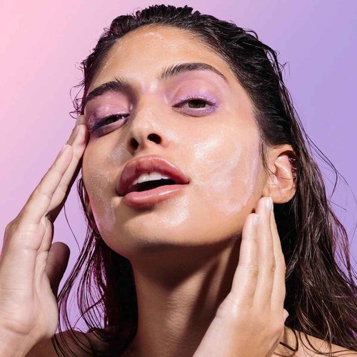 Glow Recipe Blueberry Bounce Gentle Face Cleanser & Makeup Remover (30 ml) + Niacinamide Dew Drops Facial Serum & Makeup Primer (15 ml) + Plum Plump Hyaluronic Acid Face Cream for Dry Skin (20 ml)