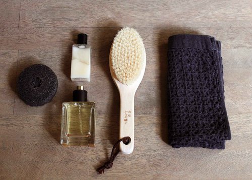 Japanese Body Brush for Bath or Dry Brushing, Exfoliation, Cellulite Treatment, Short Handle, Medium Soft