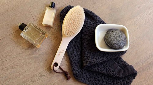 Japanese Body Brush for Bath or Dry Brushing, Exfoliation, Cellulite Treatment, Short Handle, Medium Soft