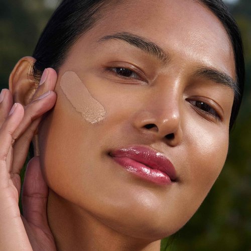 Clarins UV Plus Anti-Pollution, Broad Spectrum SPF 50 Tinted Face Sunscreen | Sheer Finish | Lightweight and Oil-Free | Triple Protection From UVA/UVB Rays, Free Radicals and Pollutants | Shade Medium